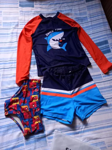 Conjunto de praia e uma sunga tamanho 10 anos