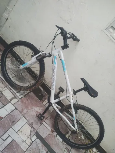 Vendo uma bicicleta 
