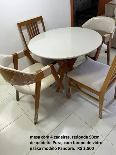 Mesa com 4 cadeiras 
