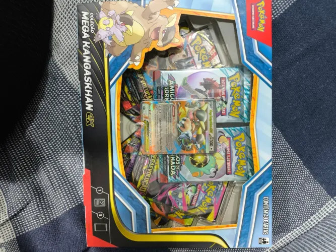 Cartas Pokémon PEC com 49 cartas