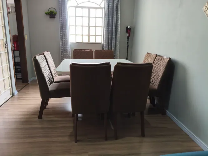 Jogo mesa com 8 cadeiras MDF tecido suede conservadas