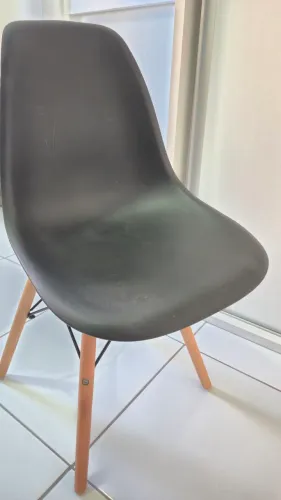 Cadeira preta usada (precisando de parafusos novos)