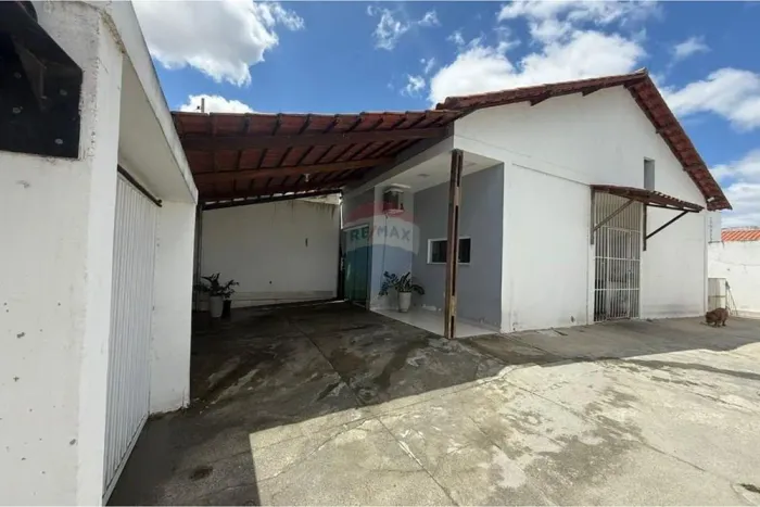 CASA DE ESQUINA COM TERRENO Á VENDA - Bairro de Três Irmãs em Campina Grande, Paraíba,