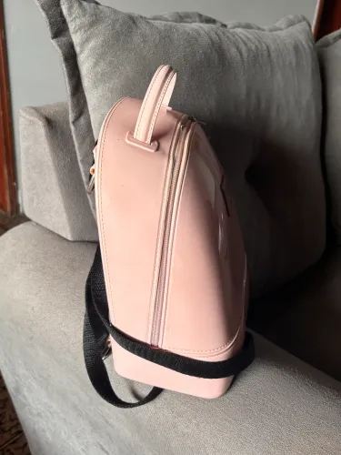 Mochila de silicone rosa e em perfeito estado