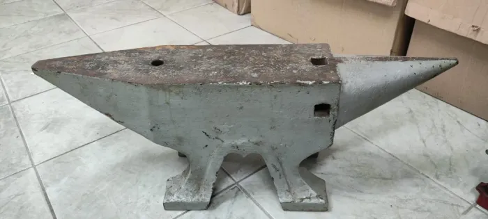 Bigorna Antiga 80 kilos, extremamente conservada era do Senai.