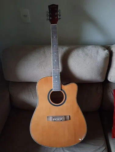 Violão folk da marca Class, modelo CLD41CE, com acabamento natural (para consertar)