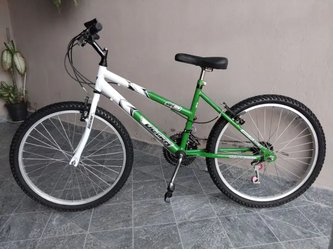 Bicicleta aro 24 vendo ou troco por outra de menor valor boa para menino ou menina 