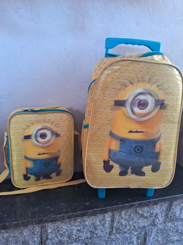 Vende-se conjunto de mochila de rodinha com lancheira 3D 