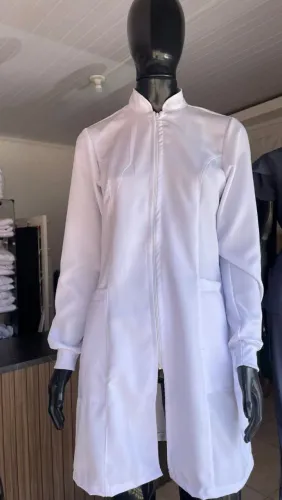 Jaleco em gabardine com elastano