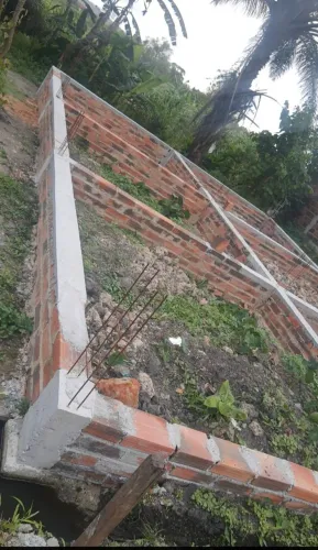 2 terrenos 15 x 40 cada um, com alicerce pronto para construir