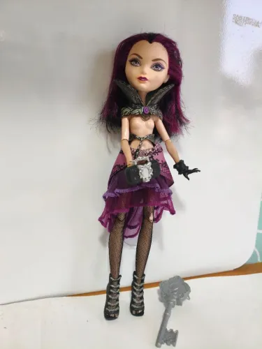 Boneca Ever After High Raven Queen