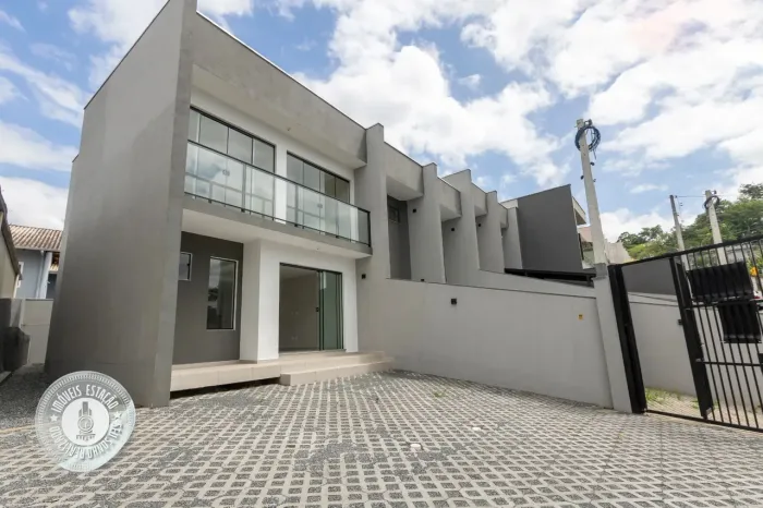VENDA : Sobrado 3 dormitórios sendo uma suite , 3 vagas na Escola Agricola em Blumenau.