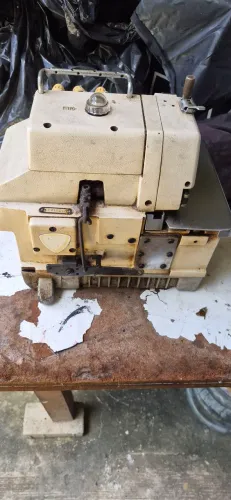 MAQUINA DE COSTURA INDUSTRIAL OVELORK USADA COM DEFEITO