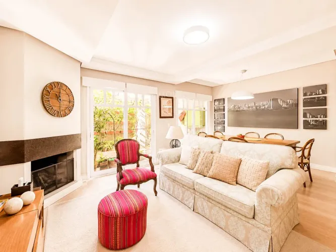 Casa em condomínio mobiliada para alugar no Jardim Carvalho com 3 quartos (3 suítes)