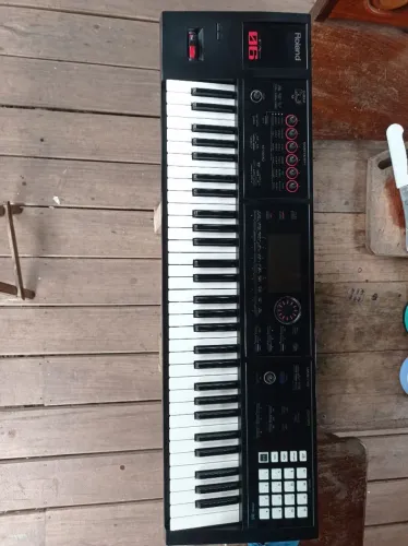 Vendo meu teclado Roland FA, com o preço bem baixo, pós estou precisando do dinheiro 