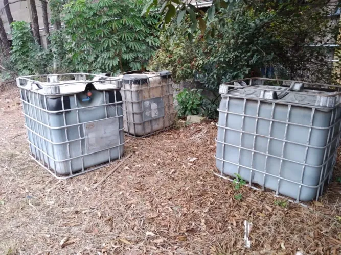 Lote com container e reservatório de plástico