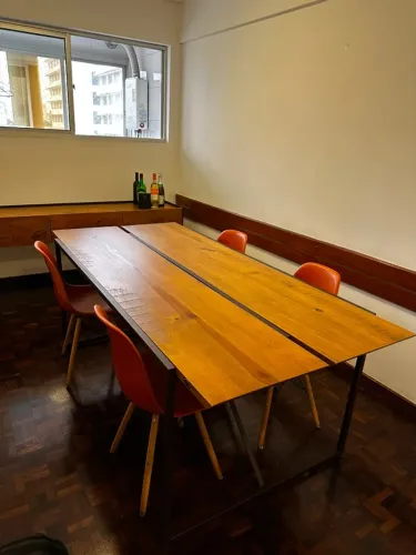 Mesa da Artefama. Feita em madeira com pés de ferro. Seminova !