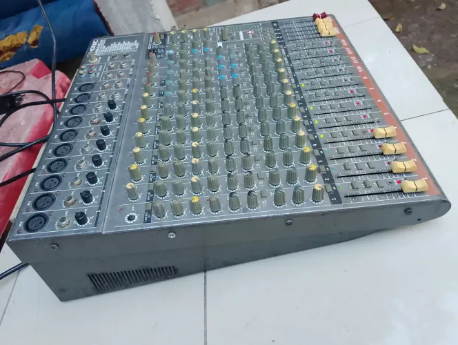 Vendo mesa de som funcionando