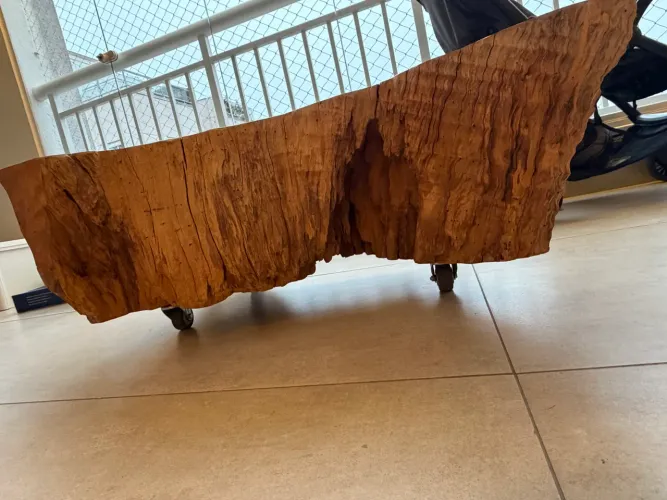 Mesa de Centro em Madeira Maciça Rústica - Peça Única