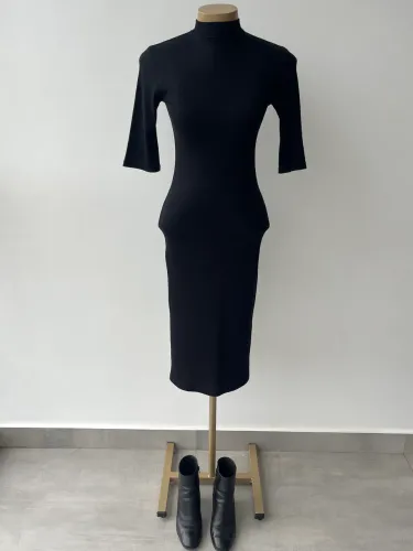 Vestido gola alta em malha preto midi