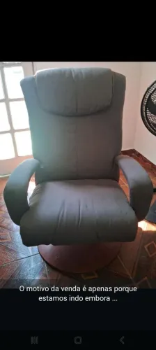 Poltrona perfeita para relaxar com apoio para os pés, virando praticamente uma cama.