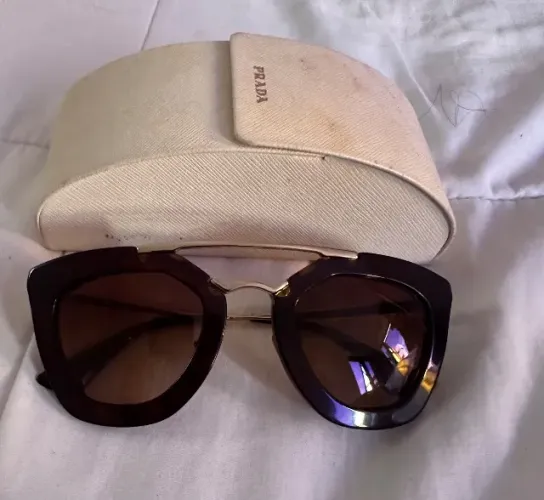 Óculos Prada modelo tradicional em perfeito estado. Acompanha estojo.