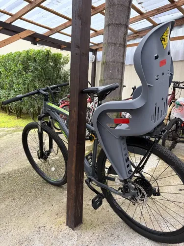 Bicicleta Oggi Hacker Sport, 21v, freio a disco com cadeirinha, capacete e cadeado