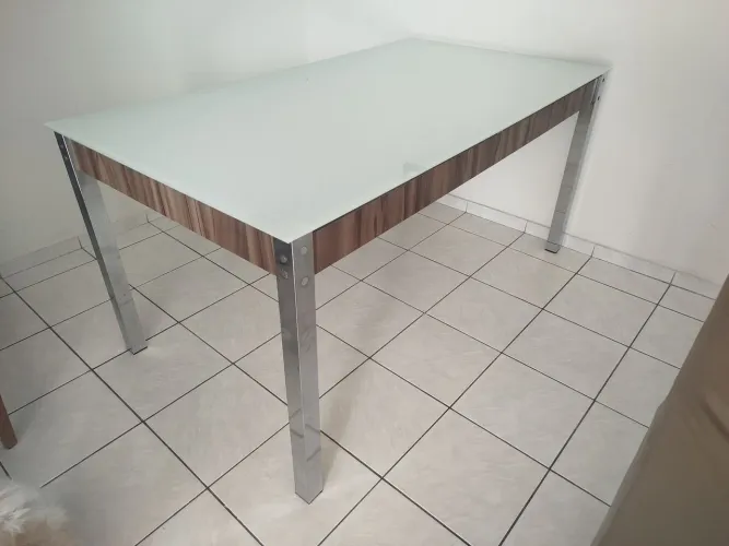 Vendo mesa e cadeiras. 6 lugares.