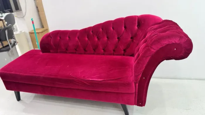 Vendo Divã Recamier modelo Larissa vermelho dois lugares