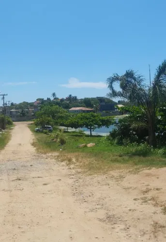 Terreno em frente a lagoa murado com portão de madeira espaço pra garagem .6x25