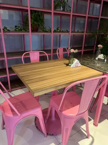 Mesa com 4 cadeiras 