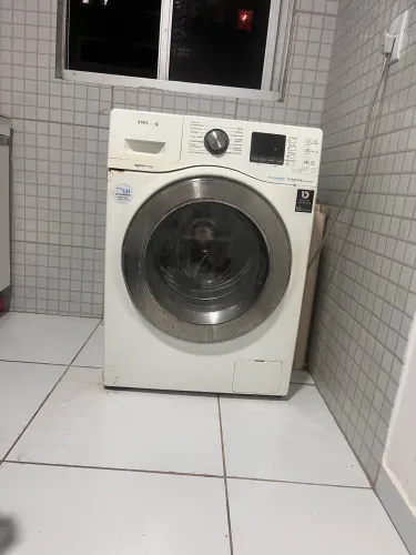 Máquina lava e seca  com defeito