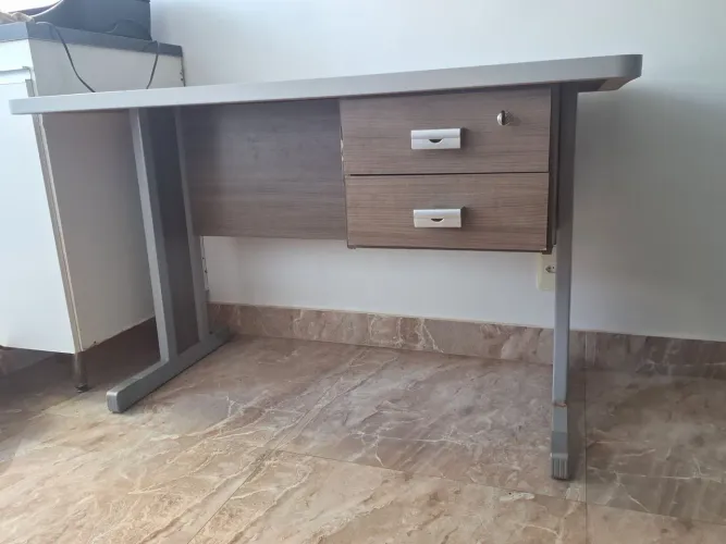 Mesa de escritório, com duas gavetas (uma gaveta com chave)