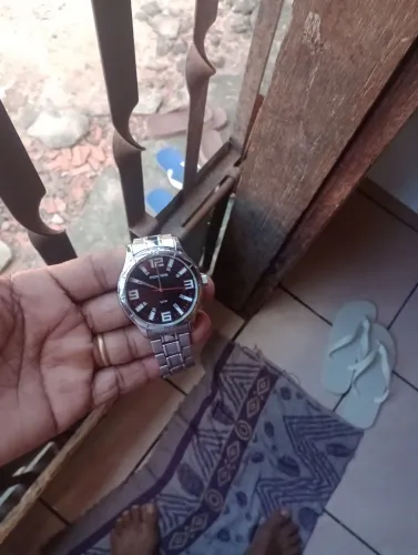 Vendo um relógio prateado.