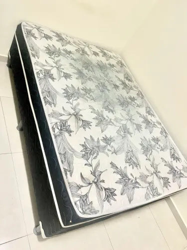 Cama casal com colchão embutido 