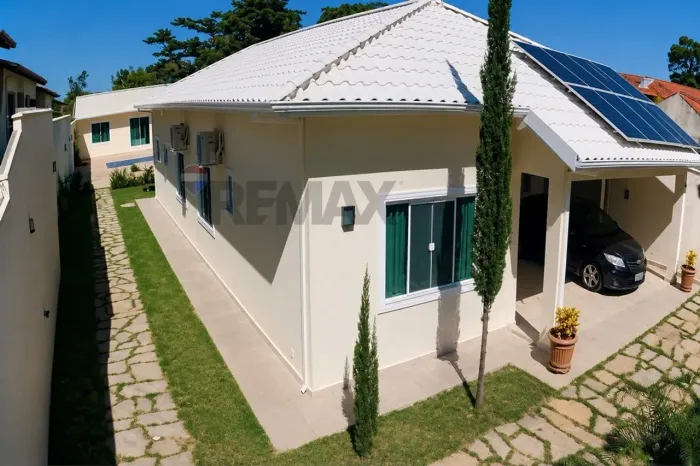 À venda casa de alto padrão com área gourmet, piscina e energia solar no Balneário São Ped