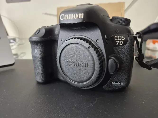 Canon EOS 7D Mark II com Caixa + Acessórios - Venda Presencial (Curitiba)