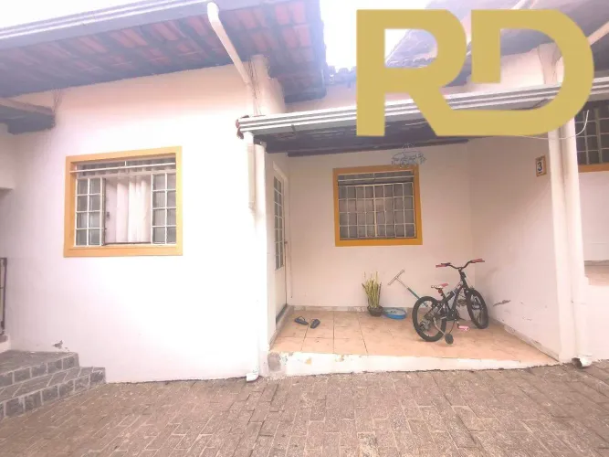 Casa geminada 2 quartos e área de serviços separada.