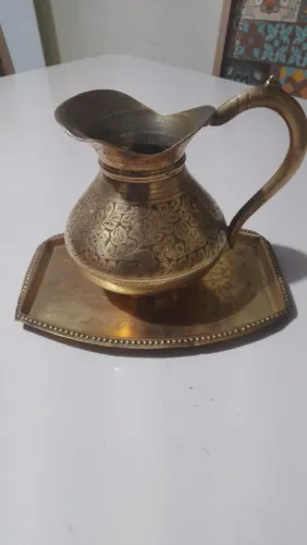 conjunto jarra e bandeja decorativa metal dourado