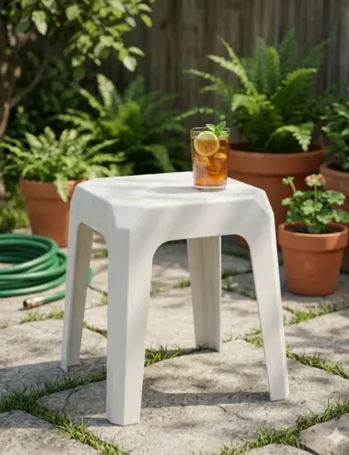 banquinho de plástico (também conhecido como banco baixo ou banqueta).