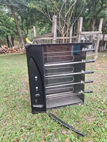 Churrasqueira elétrica Arke 127V rotativa com espetos