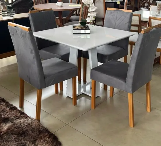 Vendo mesa com 4 cadeiras 