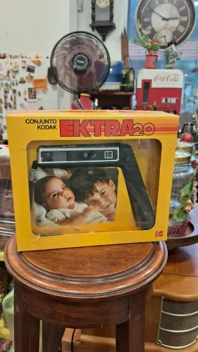 câmera vintage da marca Kodak, modelo Ektra 20, ainda na caixa original.