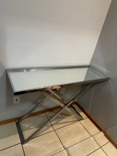Mesa aparador espelhada com estrutura metálica