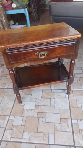 Mesa de cabeceira em madeira maciça