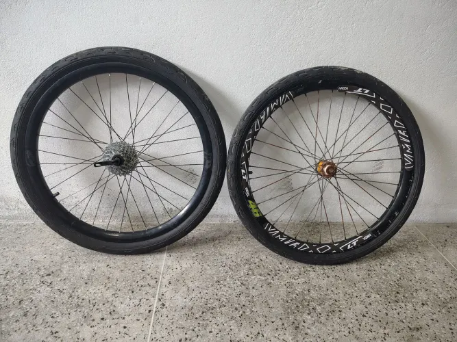 PAR DE RODAS VMAXX E PNEUS KENDA FLAME