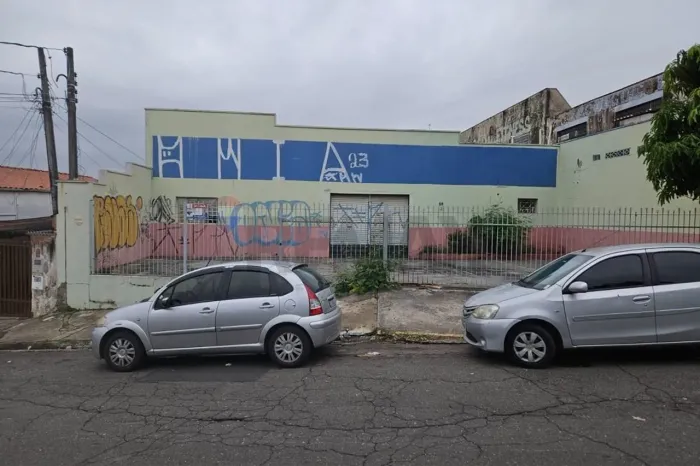 RE/MAX Aluga casa comercial térrea, com 7 salas no Jd. Novo Campos Elíseos, próxima Avenid