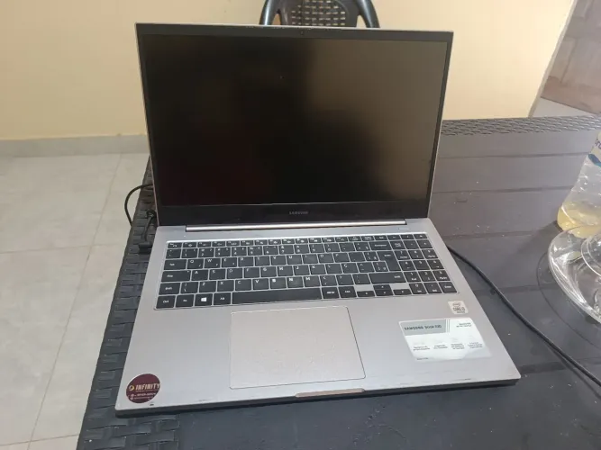 Vendo notebook Samsung usando. Obs; não está funcionando o teclado, mas vai um teclado.