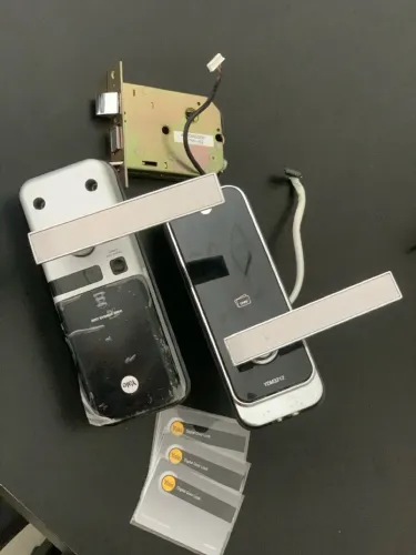 Fechadura Eletrônica Yale - NOVA, SEM USO