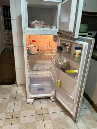 Geladeira SEM MARCAS DE FERRUGEM
